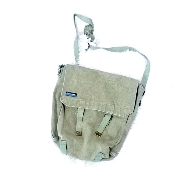 Moosejaw Handbags - Moosejaw Olive Green Messenger Bag